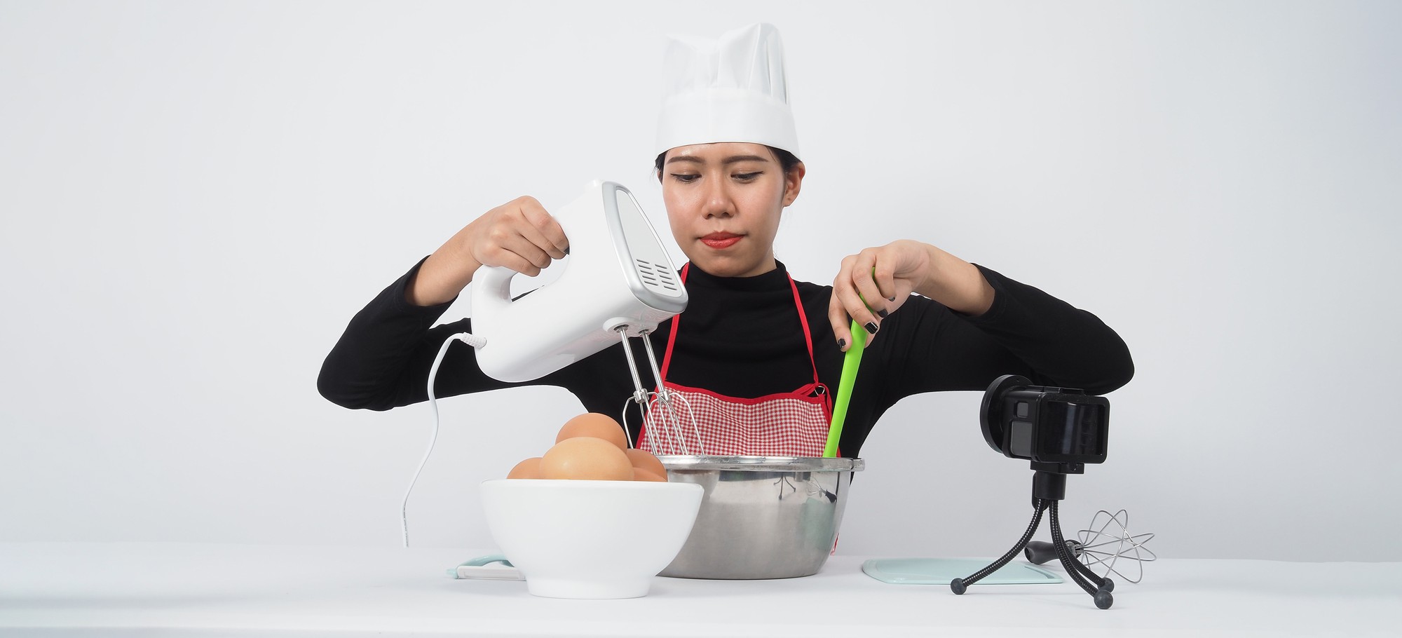 Student using precise torch on dessert